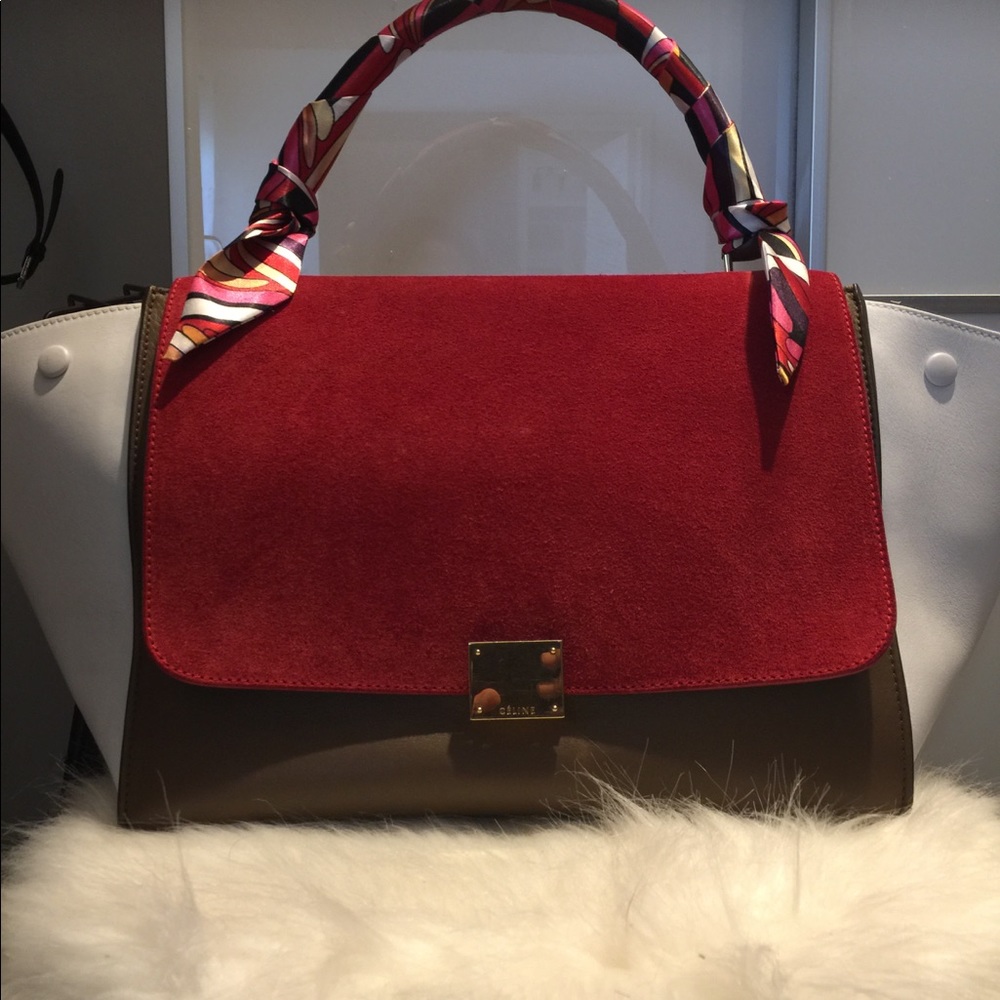 SOLD ♥️Authentic Celine Trapeze med size ❤️